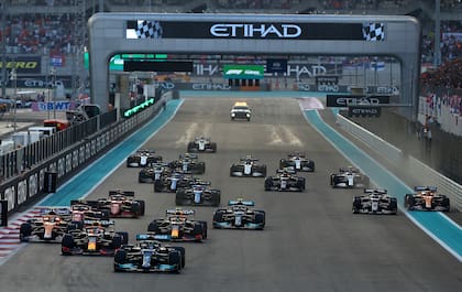 La largada, el primer golpe de escena en Abu Dabi: Lewis Hamilton supera a Max Verstappen; en el giro final, el neerlandés recuperaría el liderazgo y se consagraría campeón