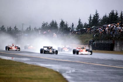 La largada en Fuji: James Hunt (McLaren), por el exterior, supera en la largada a Mario Andretti (Lotus); fuera del spray, Niki Lauda (Ferrari) persigue a la distancia