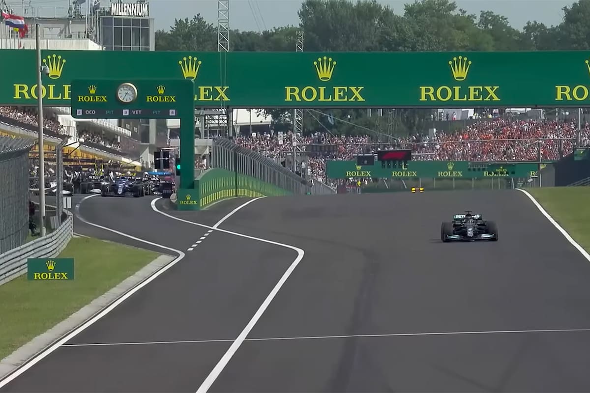 Xuất phát tại Hungaroring năm 2021: Lewis Hamilton một mình trên đường đua, các tay đua còn lại xuất phát từ pit (Ảnh: Captura de video)