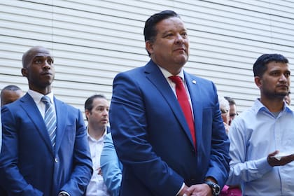 La lata de café Folgers que guarda el alcalde Gordo en su despacho simboliza su infancia migrante: contenía los ahorros familiares y contactos de emergencia por si sus padres no volvían de trabajar