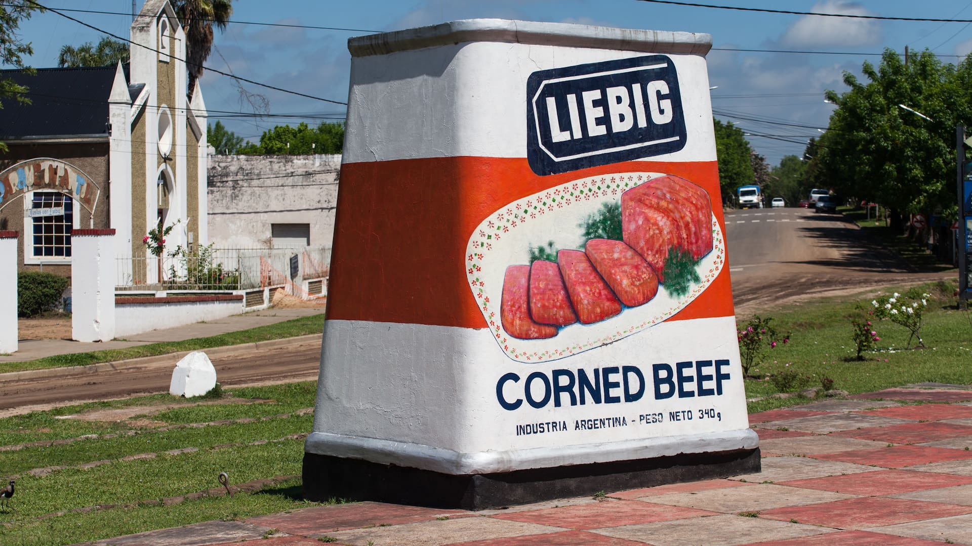 La réplica de la lata en Liebig es todo un símbolo del pueblo. Muy fotografiada, la hizo un albañil llamado Héctor Pereira, al que todos conocen como Pantera, y se instaló hacia 2005. El primero que la pintó fue José Garay, el hijo de Alicia Farías, pero en 2016 fue restaurada por un artista local, Claudio Acenso.