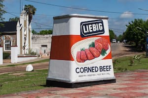 La lata de corned beef, todo un símbolo de Liebig. Muy fotografiada, la hizo un albañil llamado Héctor Pereira, al que todos conocen como Pantera, y se instaló hacia 2005. El primero que la pintó fue José Garay, el hijo de Alicia Farías, pero en 2016 fue restaurada por un artista local, Claudio Acenso.