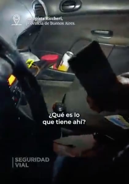 La lata que llevaba el hombre en la puerta del copiloto