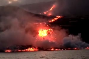 La lava del volcán llegó al mar en la noche del martes y no detiene su caída, por lo que se forma un delta en la costa de La Palma