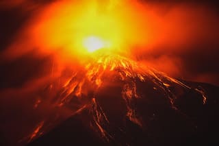 Declaran alerta máxima por la erupción del volcán más activo de América Central y ordenan evacuaciones