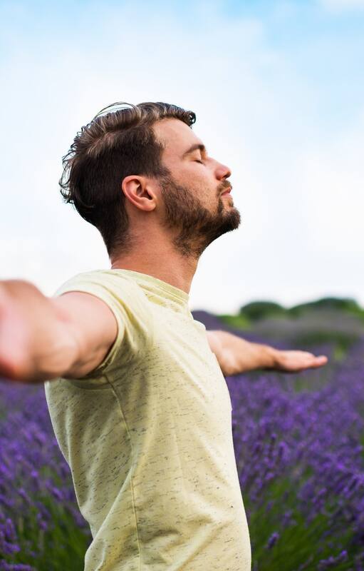 La lavanda es una de las hierbas más versátiles: olerla calma la ansiedad y promueve un mejor descanso