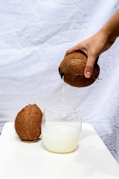 La leche de coco se distingue por sus propiedades nutricionales únicas, especialmente valoradas en el ámbito de la salud inmunológica y la longevidad