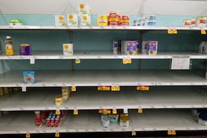 La leche de fórmula para bebés presenta escasez en todo Estados Unidos (AP Foto/Michael Conroy)