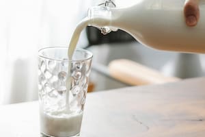 La leche de vaca es rica en vitaminas y minerales necesarios para el desarrollo de la estructura ósea