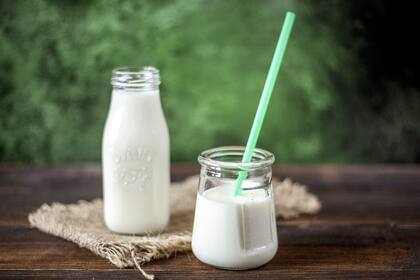 La leche descremada es una de las bebidas más consumidas por creerse saludable, pero tiene contraindicaciones (Foto Pixabay)