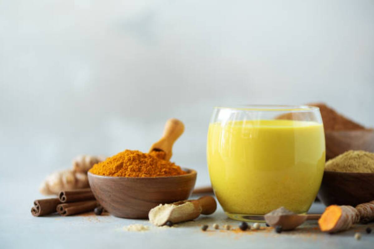 La leche dorada o golden milk se prepara con tres especias (Foto Pexels)