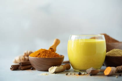 La leche dorada o golden milk se prepara con tres especias (Foto Pexels)