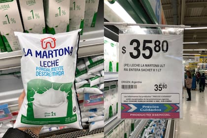 La leche La Martona tiene stock y está bien señalizada en el supermercado Carrefour de Vicente López