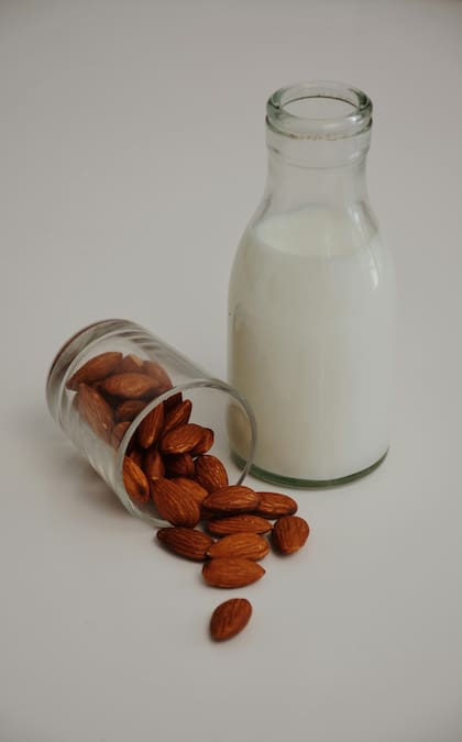 La leche o bebida vegetal aporta proteínas y calcio, nutrientes esenciales para la salud ósea y muscular