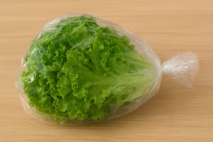 La lechuga suelta humedad de forma natural y esa condensación favorece la proliferación de bacterias que la deterioran (Foto: IA)