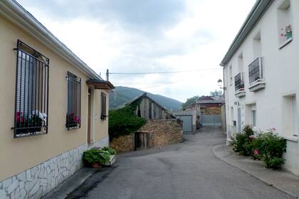 La lectora regresa a los pueblos de sus antepasados, en el noroeste de España; en la foto, una calle de Valdesamario