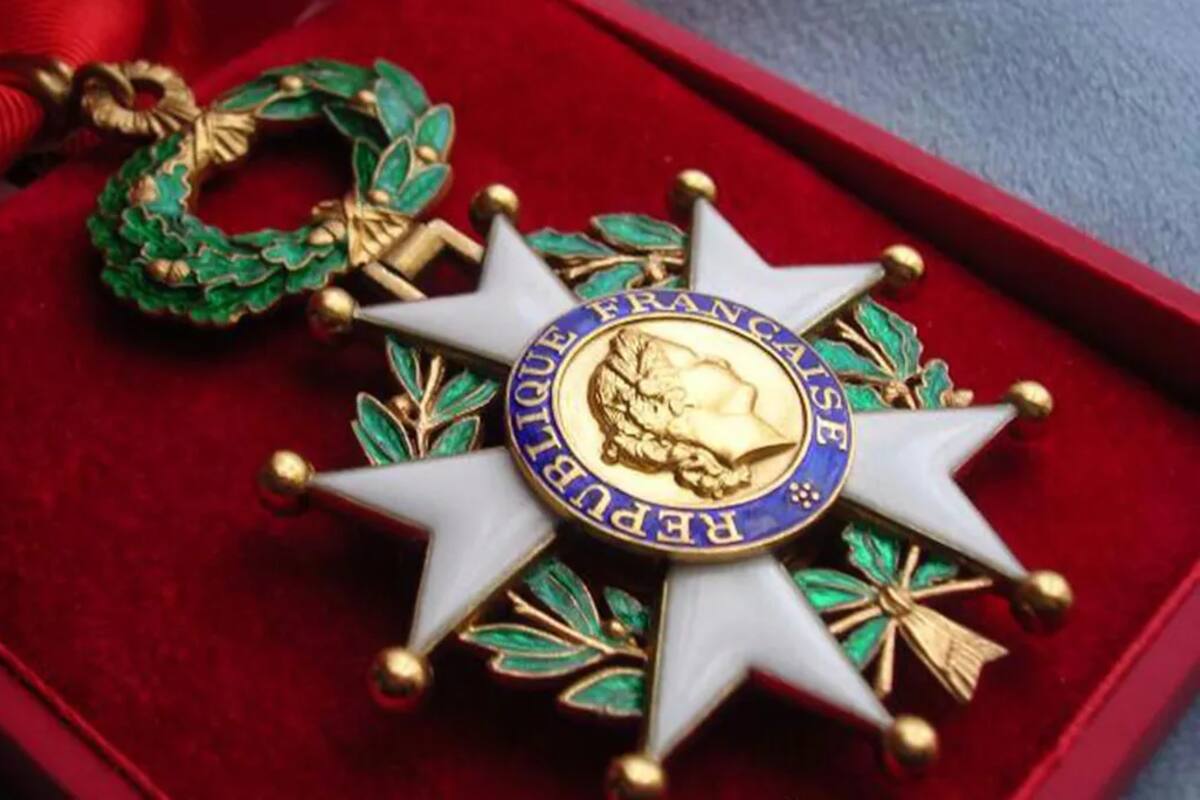 La Legión de Honor se concede a hombres y mujeres, franceses o extranjeros, por méritos extraordinarios realizados dentro del ámbito civil o militar
