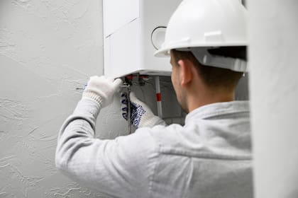 La legislación busca transferir la carga financiera de la expansión de infraestructura de combustibles fósiles directamente al consumidor interesado