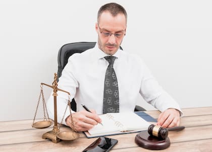La legislación indica que si el juez de derecho administrativo determina que la asistencia interpretativa es necesaria, la agencia debe designar un intérprete sin costo