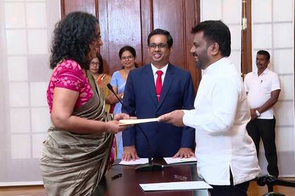 La legisladora del partido Poder Popular Nacional Harini Amarasuriya, de 54 años, a la izquierda, presta juramento para el cargo de primera ministra de Sri Lanka ante el presidente Anura Kumara Dissanayake, en Colombo, Sri Lanka, el lunes 23 de septiembre de 2024. (Sri Lanka Government Information Department via AP)