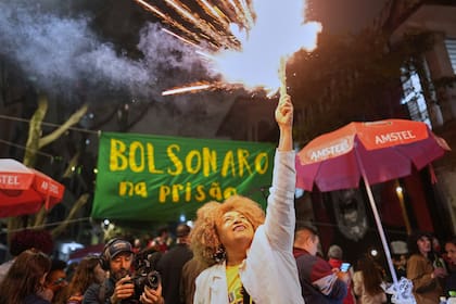 La legisladora Ediane Maria enciende un fuego artificial al celebrar la condena de Bolsonaro