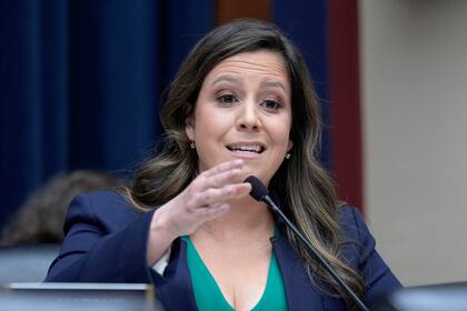 La legisladora Elise Stefanik, republicana por Nueva York, habla en una audiencia legislativa en el Capitolio, en Washington, el 17 de abril de 2024. (Foto AP/Mariam Zuhaib, Archivo)
