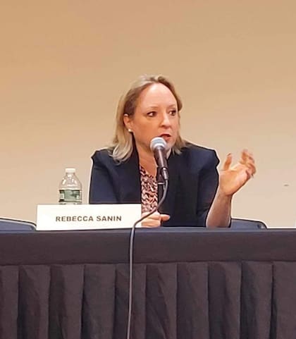 La legisladora Rebecca Sanin busca hacer ley su proyecto de viviendas accesibles para bomberos y personal de EMS; se espera una nueva revisión para el 8 de abril en la legislatura local