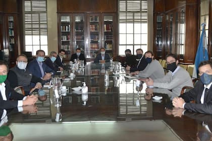 La Legislatura aprobó el endeudamiento después de una reunión con intendentes en la que se acordó el apoyo opositor