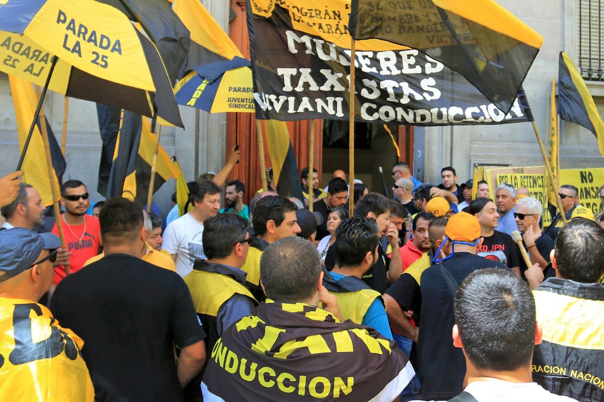 La Legislatura aprobó un proyecto oficialista que prevé retenerles la licencia de conducir y la inhabilitación de 7 a 30 días; también apunta a controlar a los micros escolares que trasladan piqueteros