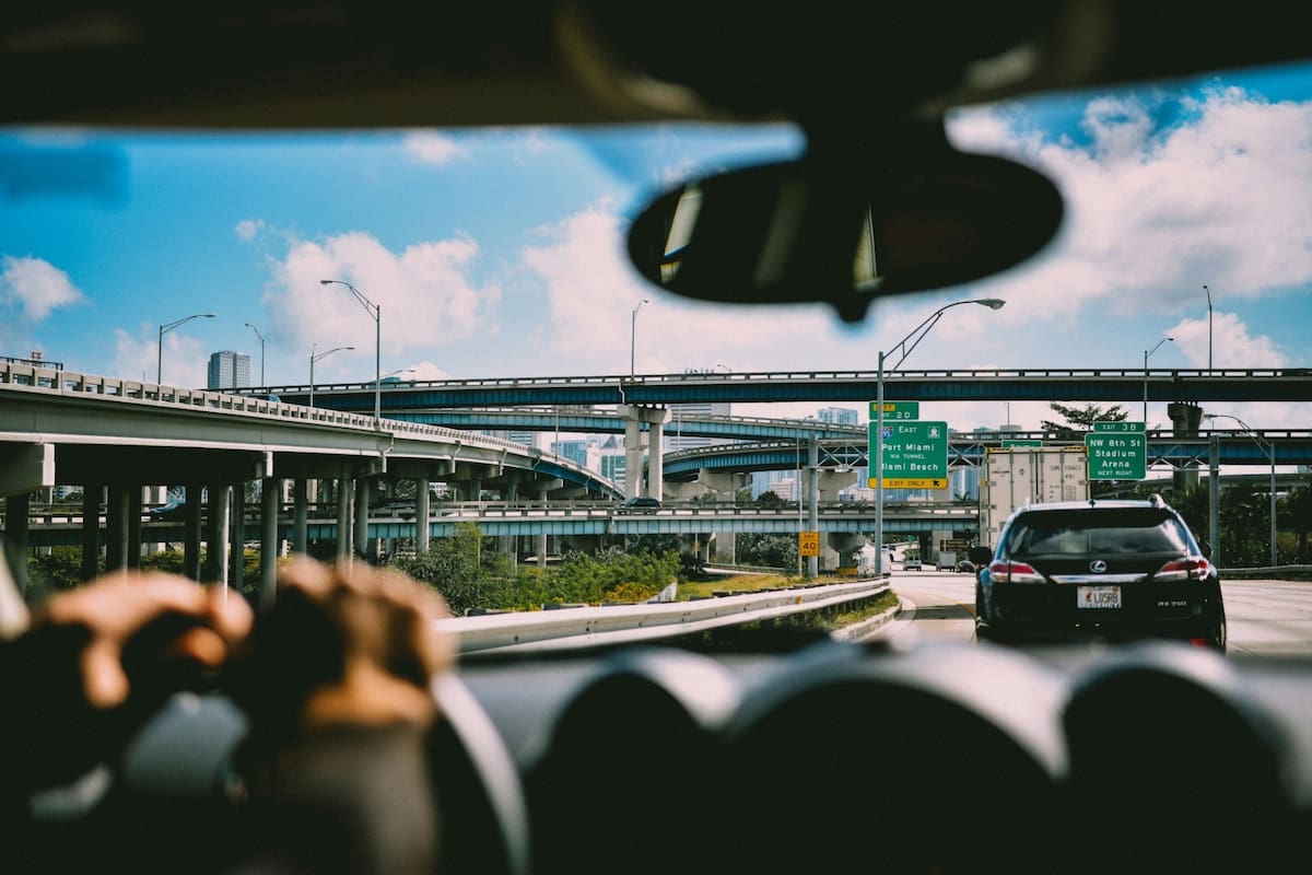 La legislatura de Florida aprobó un proyecto de ley que propone nuevas prohibiciones a los automovilistas