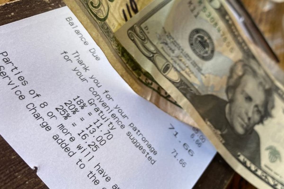 La legislatura de Florida debate un proyecto de ley que eliminaría las propinas obligatorias en restaurantes para grupos pequeños