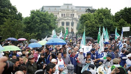 La protesta gremial se hizo sentir frente a la Legislatura en diciembre de 2017, cuando se aprobó la ley que modificaba el régimen de los jubilados del Banco Provincia