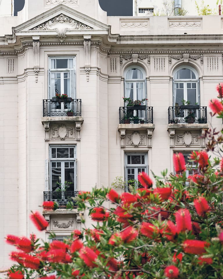 La Legislatura declara de Interés Cultural el libro Buenos Aires en flor. Arquitectura y paisaje en la ciudad, de la fotógrafa Karina Azaretzky y el arquitecto y paisajista Jorge Bayá Casal