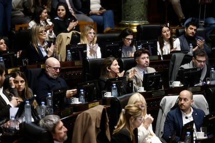 La Legislatura porteña desregulo las VTV y aprobó el financiamiento de la línea F de subte