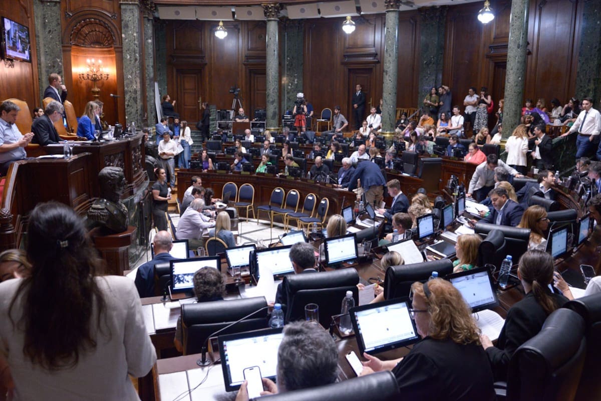 La Legislatura porteña inició al mediodía una maratónica sesión en la que debatió más de un centenar de iniciativas
