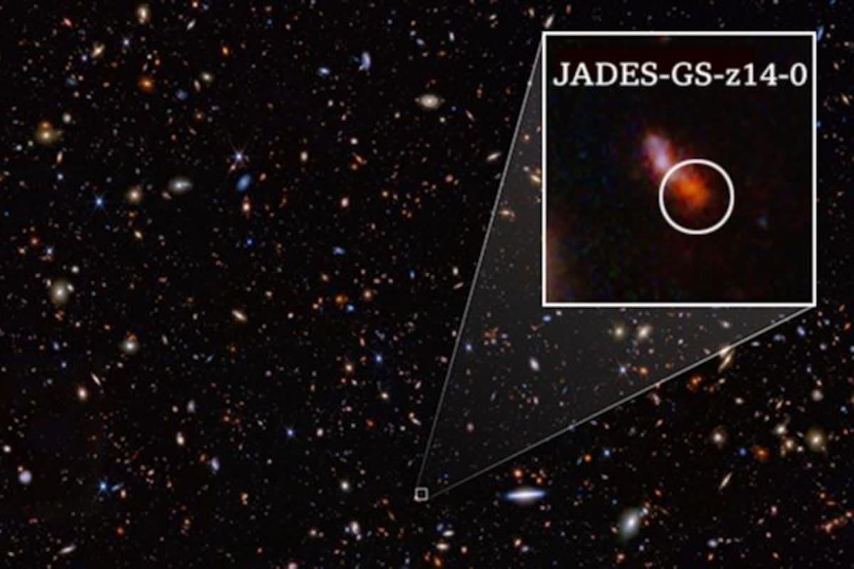 La lejana galaxia (en el círculo) se ve al lado de otra, pero está muchísmo más retirada
