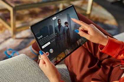 La Lenovo Tab P12 Pro tiene 4 parlantes JBL y una pantalla con HDR10+ optimizada para películas