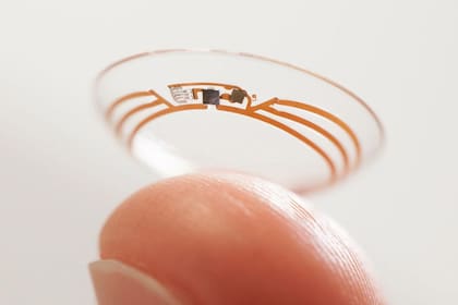 Hace tiempo que se están desarrollando lentes de contacto con funciones adicionales a las clásicas; en la foto, un prototipo que Google mostró en 2014, capaz de medir el nivel de glucosa en sangre para pacientes diabéticos