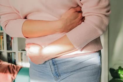 La lentitud del proceso de los alimentos por los intestinos puede causar en algunos casos fuertes dolores abdominales e hinchazón