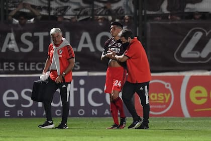 La lesión de Enzo Pérez durante el partido que disputaron Platense y River; la buena noticia es que el volante no deberá ser operado