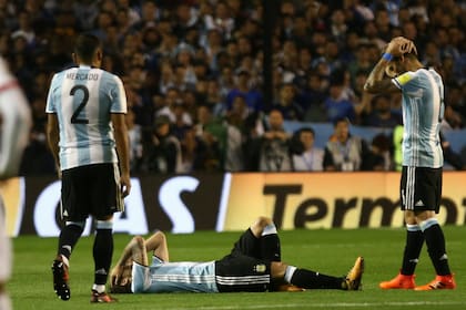 Una de las duras lesiones de Fernando Gago, con la selección en la Bombonera