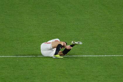 La lesión de Lucas Ocampos durante el partido entre Sevilla y Getafe.