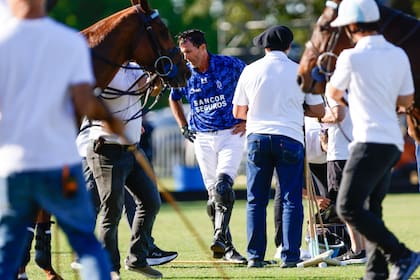 La lesión en una pierna de Adolfo Cambiaso, que impidió que el delantero siguiera jugando; el número 1 quedó cojeando y no está claro que pueda ser de la partida el domingo 13 en el estreno de La Dolfina en el Abierto de Tortugas.