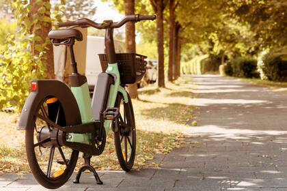 La ley AB 965, impulsada por la legisladora Dixon y respaldada por asociaciones médicas, impone multas base de US$250 (hasta US$1000 con recargos) a quienes vendan e-bikes clase 3 a adolescentes