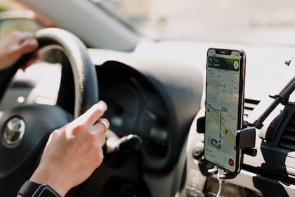 La ley amplía radicalmente la antigua norma que solo prohibía enviar o leer mensajes de texto, extendiendo la prohibición a sostener o apoyar un teléfono móvil con cualquier parte del cuerpo, así como a mirar videos, jugar o participar en videollamadas
