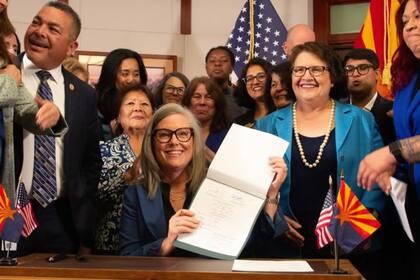 La Ley BAN cierra vacíos legales que permitían a gobiernos usar intermediarios con doble nacionalidad para adquirir terrenos. Foto: @govhobbs vía Instagram