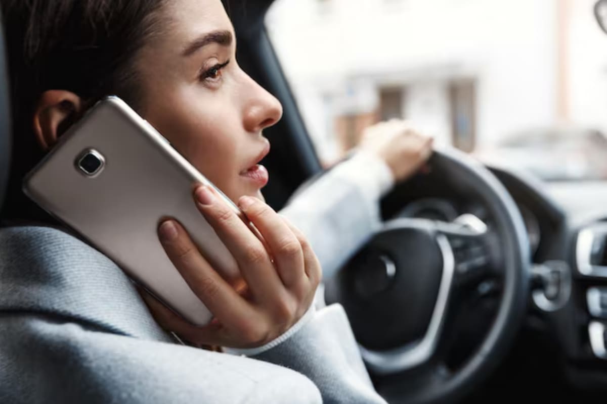 La ley considera uso manual sostener el dispositivo con una o ambas manos o apoyarlo físicamente con cualquier parte del cuerpo