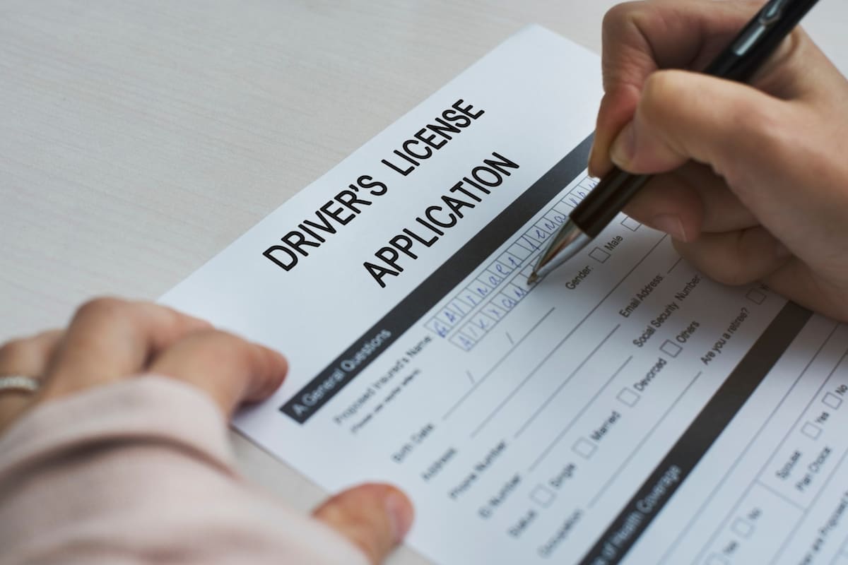 La Ley de Conducción Segura y Responsable (AB 60) entró en vigor en 2015 y permite que todos los migrantes sin estatus legal soliciten una licencia de conducir (Archivo)