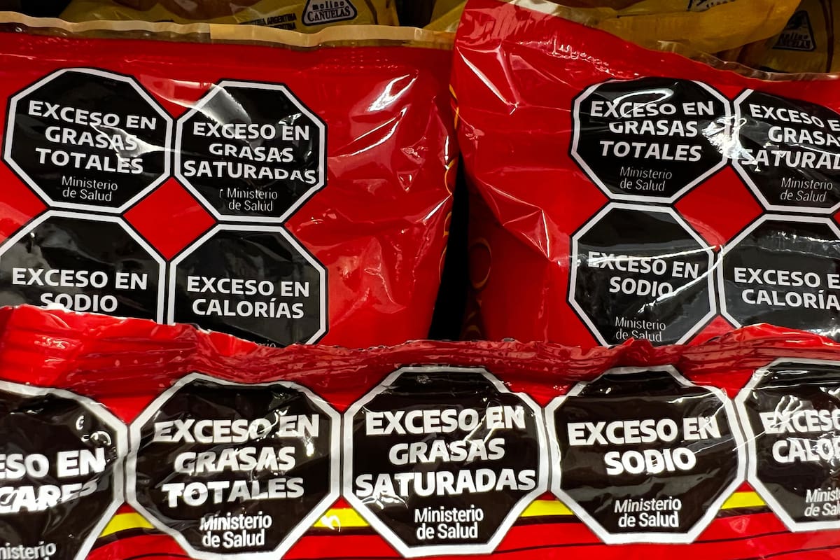La ley de Etiquetado Frontal establece la inclusión de sellos precautorios en los envases de productos con componentes críticos