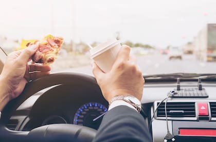 La ley de Florida no prohíbe expresamente comer y conducir, pero sí se podría sancionar la conducción distraída
